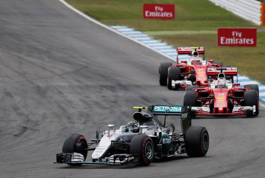 Le due Ferrari di Vettel e Raikkonen inseguono Rosberg per il quarto posto. Epa